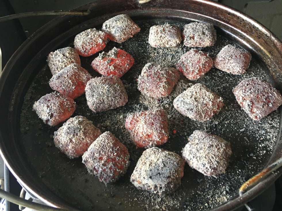 How To Use Heat Beads With A Camp Oven Follow Our Travels