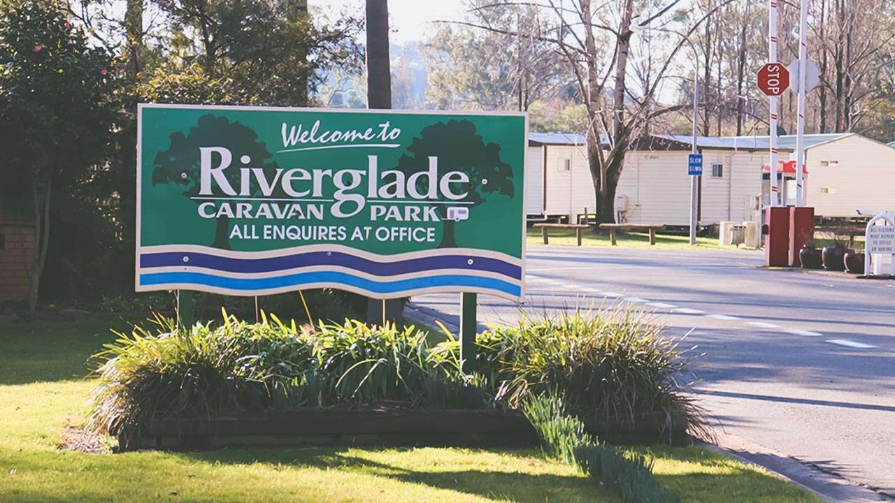 Riverglade Caravan Park In Tumut Welcome Sign