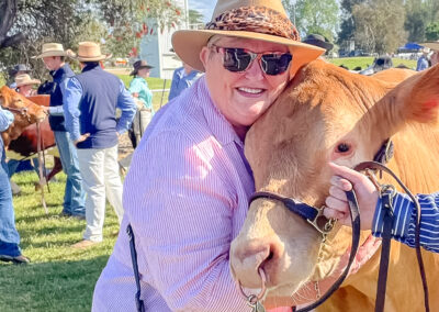 Amanda Hugging A cow At The Cootamundra Show