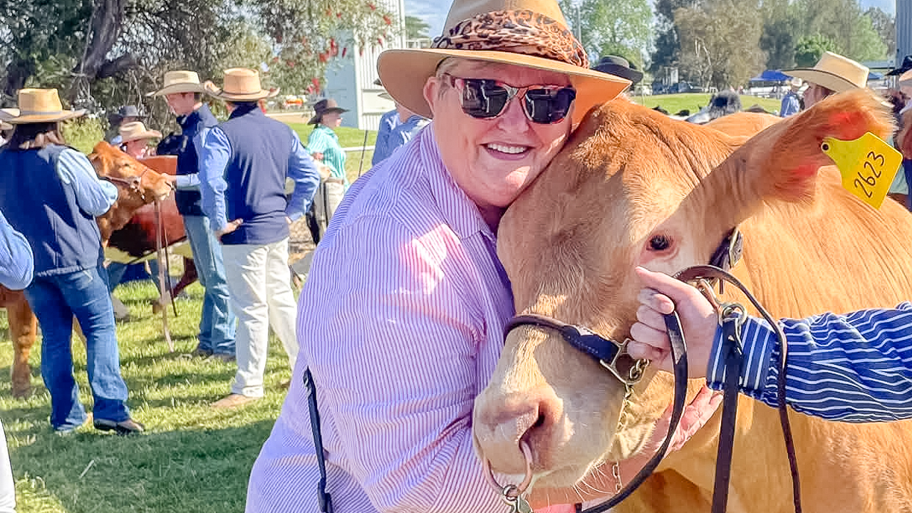 Amanda Hugging A cow At The Cootamundra Show
